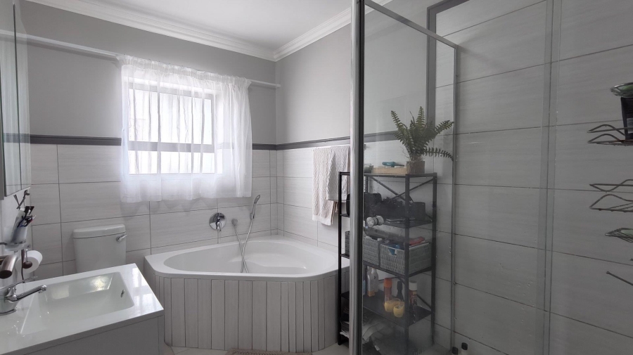 6 Bedroom Property for Sale in Island View Western Cape